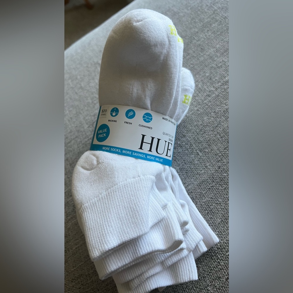 HUE Women's Cushioned White Athletic Socks